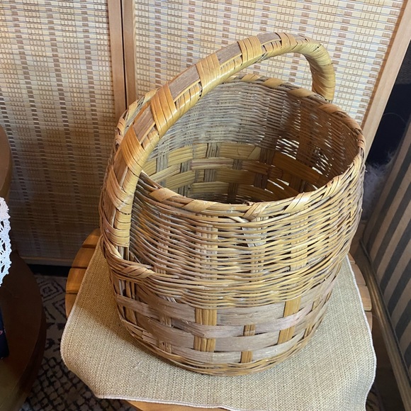 Vintage Basket - Picture 3 of 8